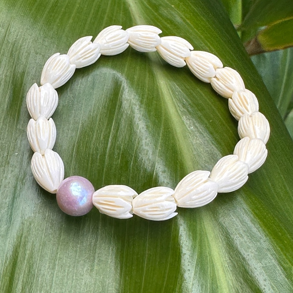 Pikake Shell & Edison Freshwater Pearl Handmade beaded stretch Bracelet